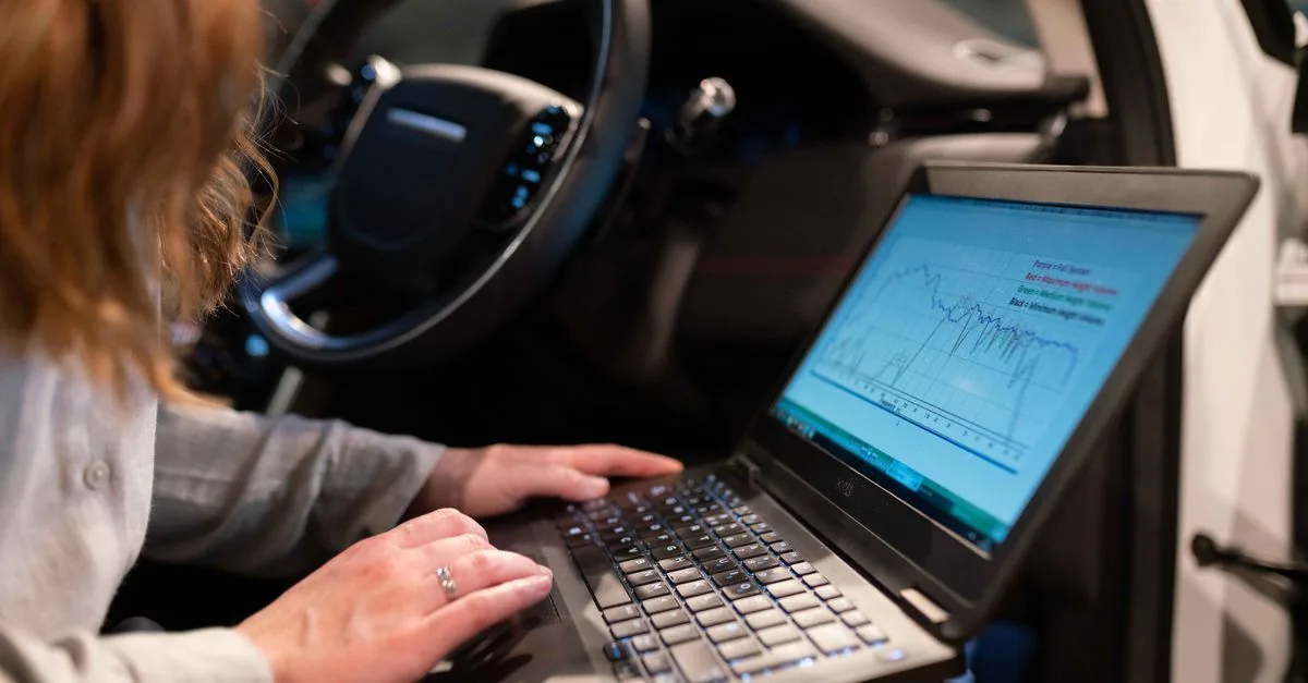 Fahrzeugdiagnose mit einem Laptop als Symbolbild